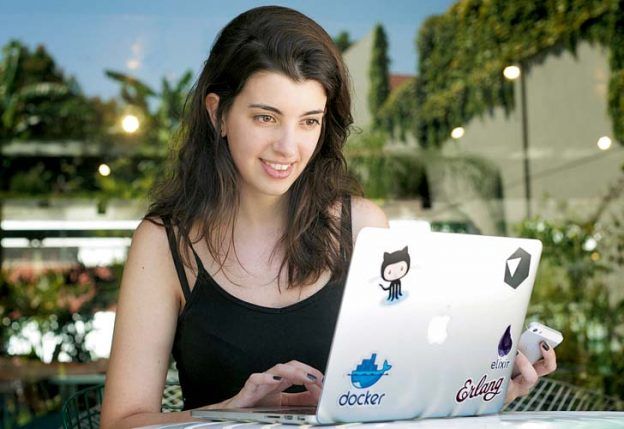 Las mujeres buscan recuperar su participación en tecnología