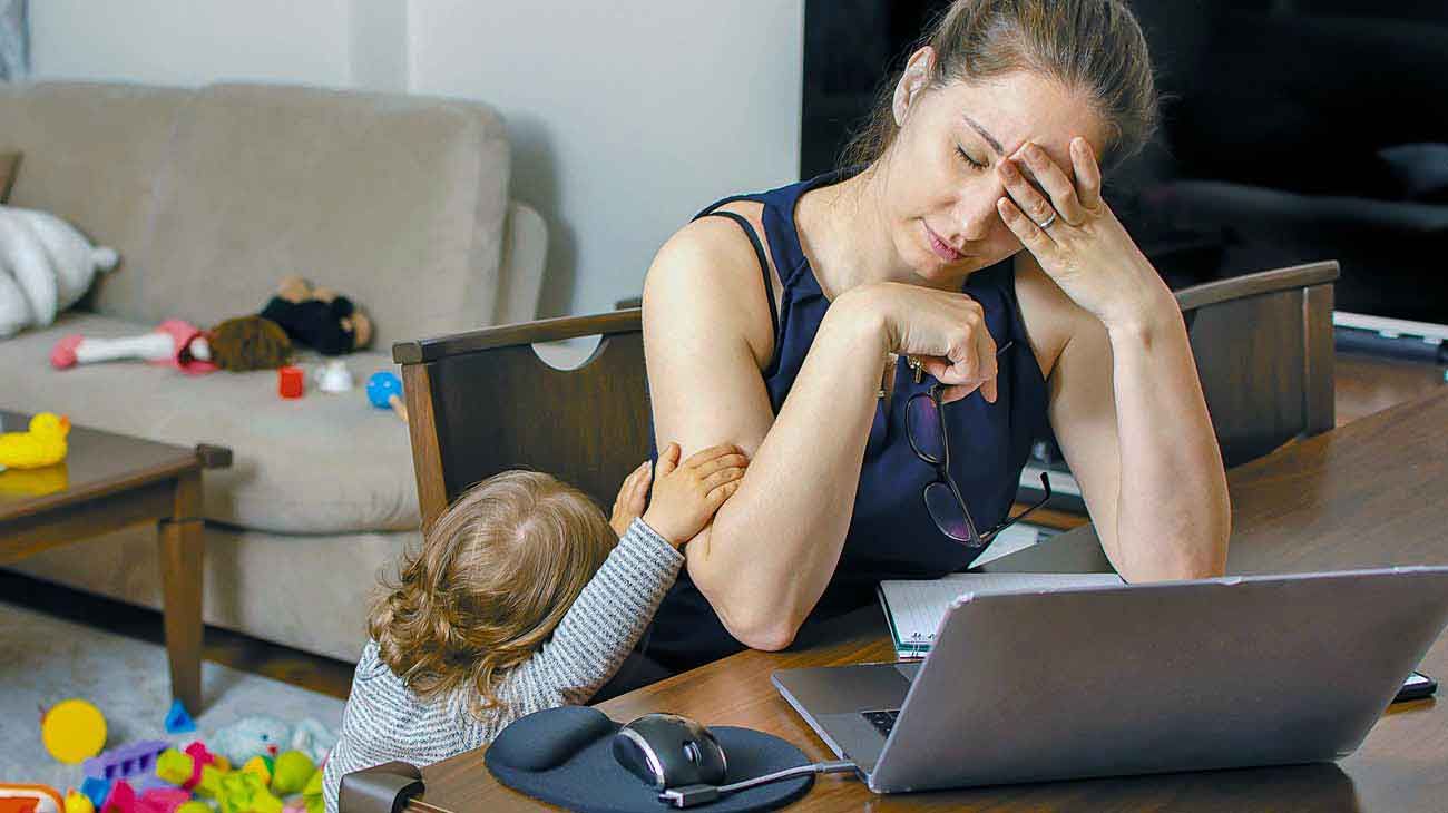 Madres de la pospandemia: la mujer ‘multitarea’ y el riesgo del estrés crónico