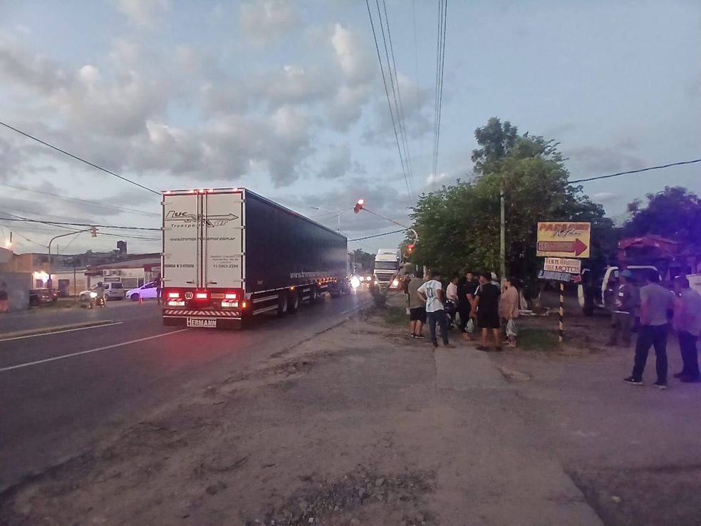 Un camión embistió a operarios que trabajaban en altura y dejó dos heridos en Resistencia
