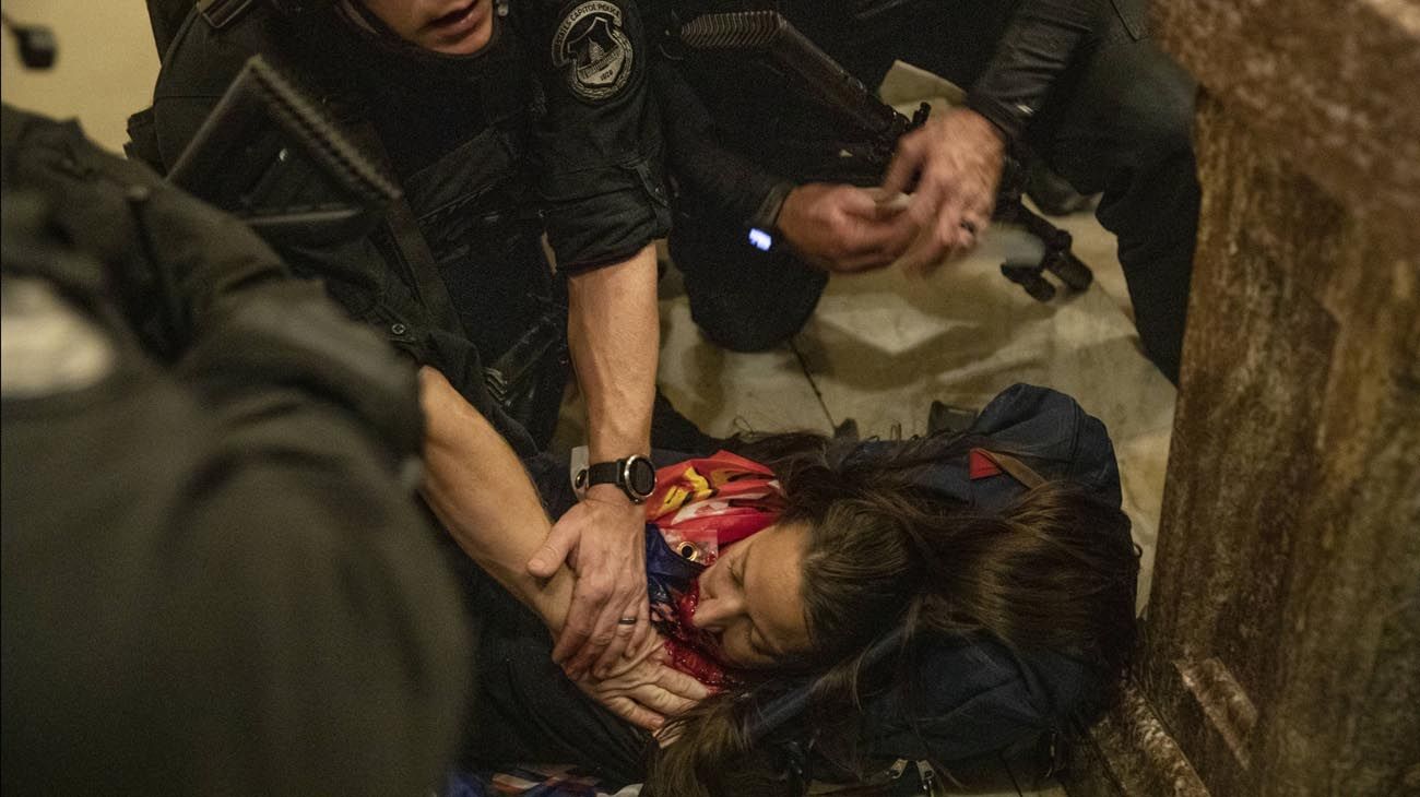 Video: así la policía mató a Ashli Babbitt en el Congreso de los Estados Unidos