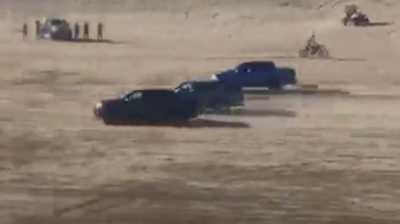 Video: una camioneta corría una picada en una playa de Pinamar y chocó con una moto