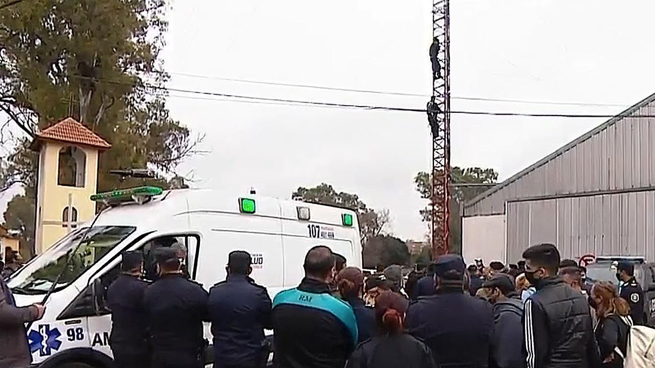 Tras dos horas de tensión, el policía bonaerense descendió de la torre