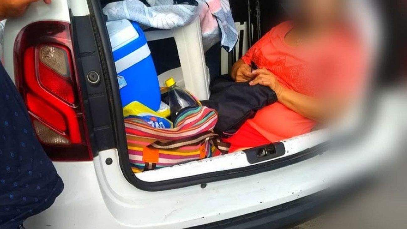 Un turista argentino fue multado en Florianópolis por llevar a su suegra en el baúl del auto