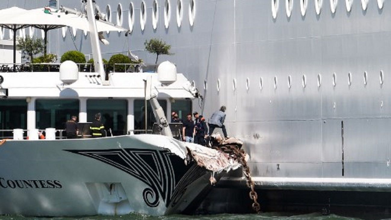 Susto en Venecia: un crucero fuera de control chocó contra un barco