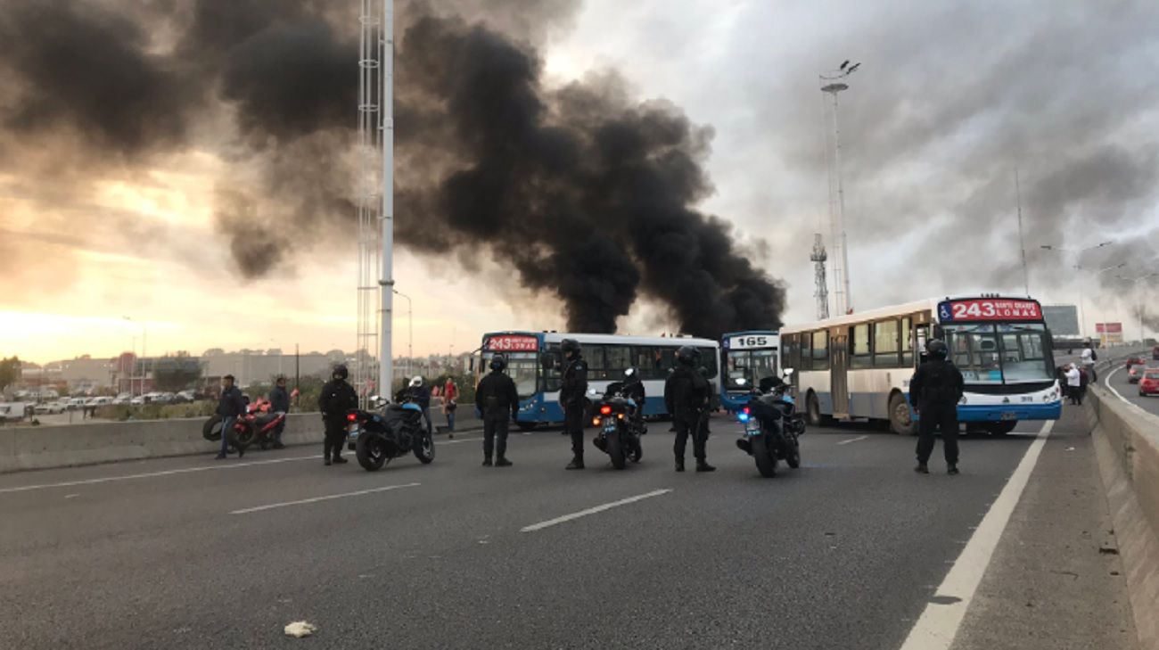 Comenzaron los cortes en Buenos Aires y hay interrupción total del tránsito en el Puente La Noria