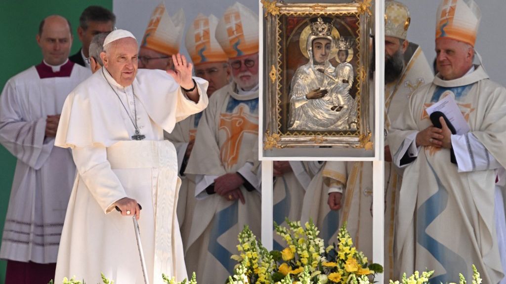 Francisco en Budapest: misa ante 50 mil personas y llamado a "erradicar la indiferencia" con los que sufren