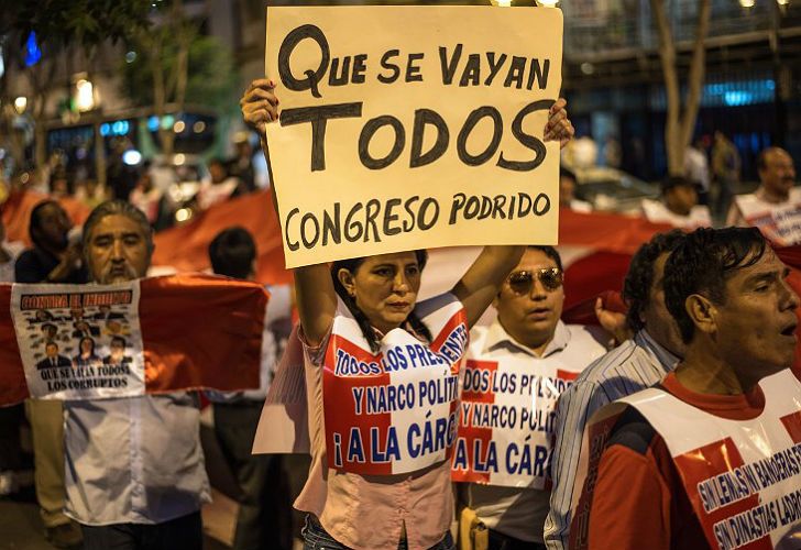Marchas en Lima frente al Congreso mientras trataban la renuncia de Kuczynski