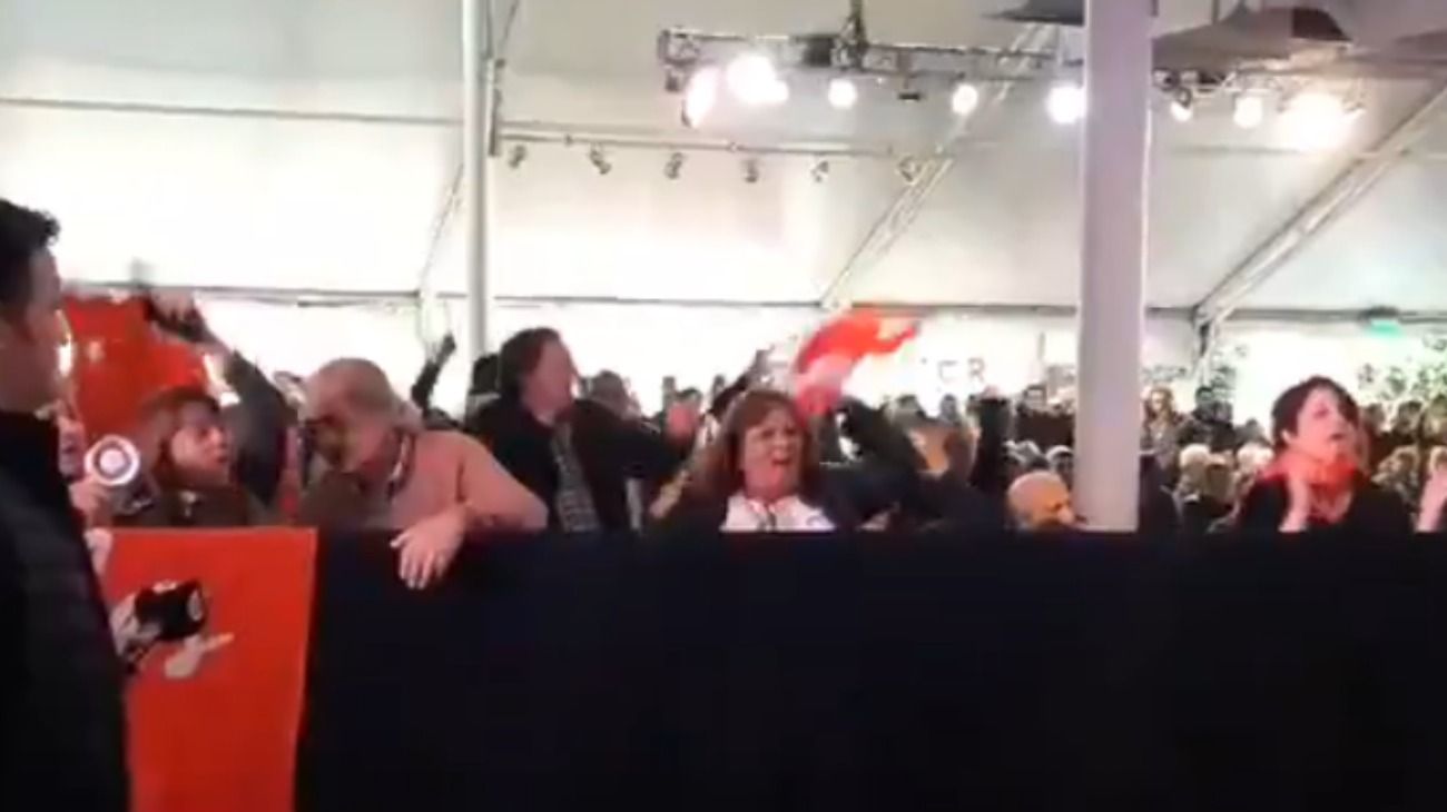 Un grupo de radicales cantó contra Macri en la Convención