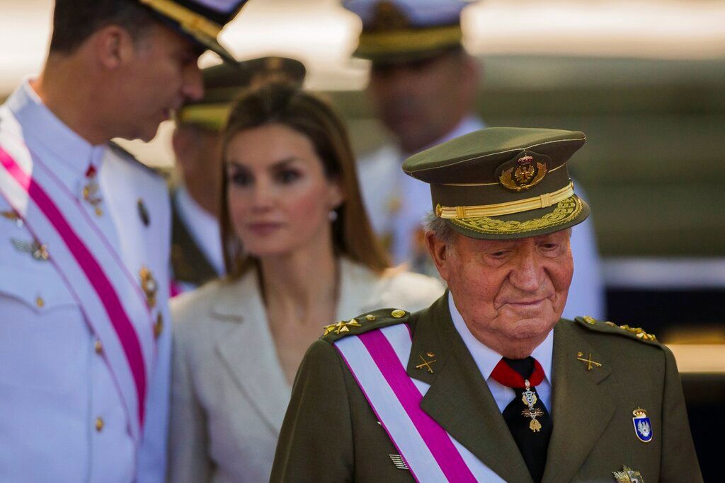 La reina Letizia emerge como figura ante la debacle pública de su suegro