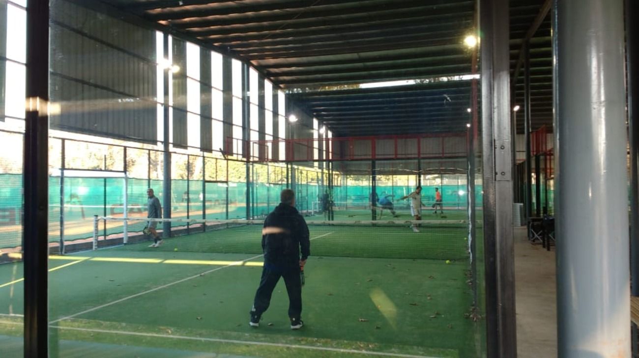 Pilar: clausuran un club donde había 14 personas jugando al paddle