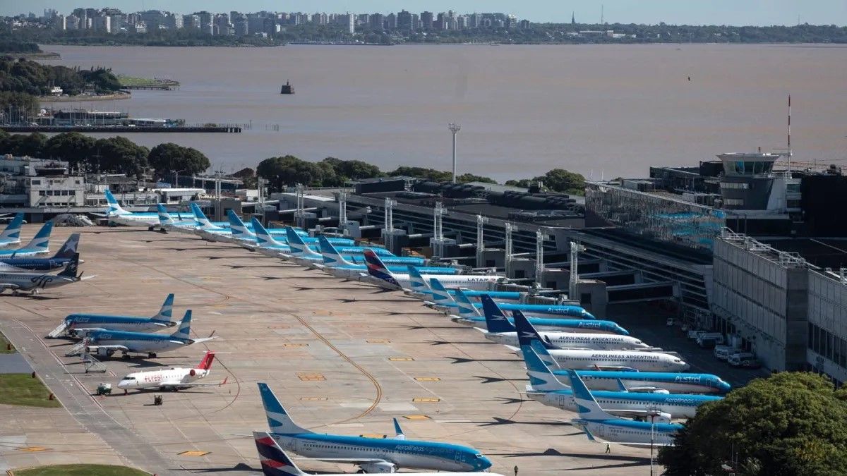 Aerolíneas Argentinas ya no tendrá posiciones exclusivas en Aeroparque y cederán lugares a las low cost