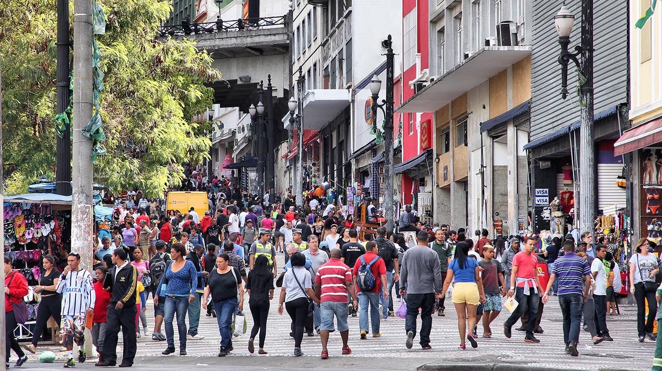 Efecto Ómicron: volvieron a repuntar los casos de coronavirus en Brasil