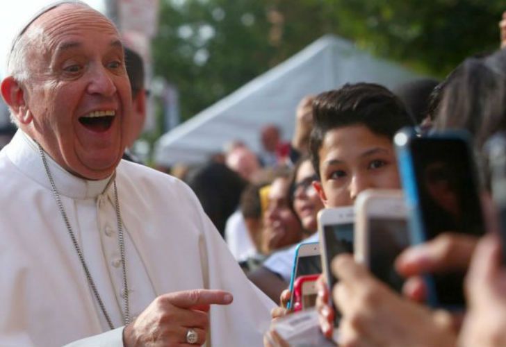 Francisco criticó a los que sacan fotos durante las misas