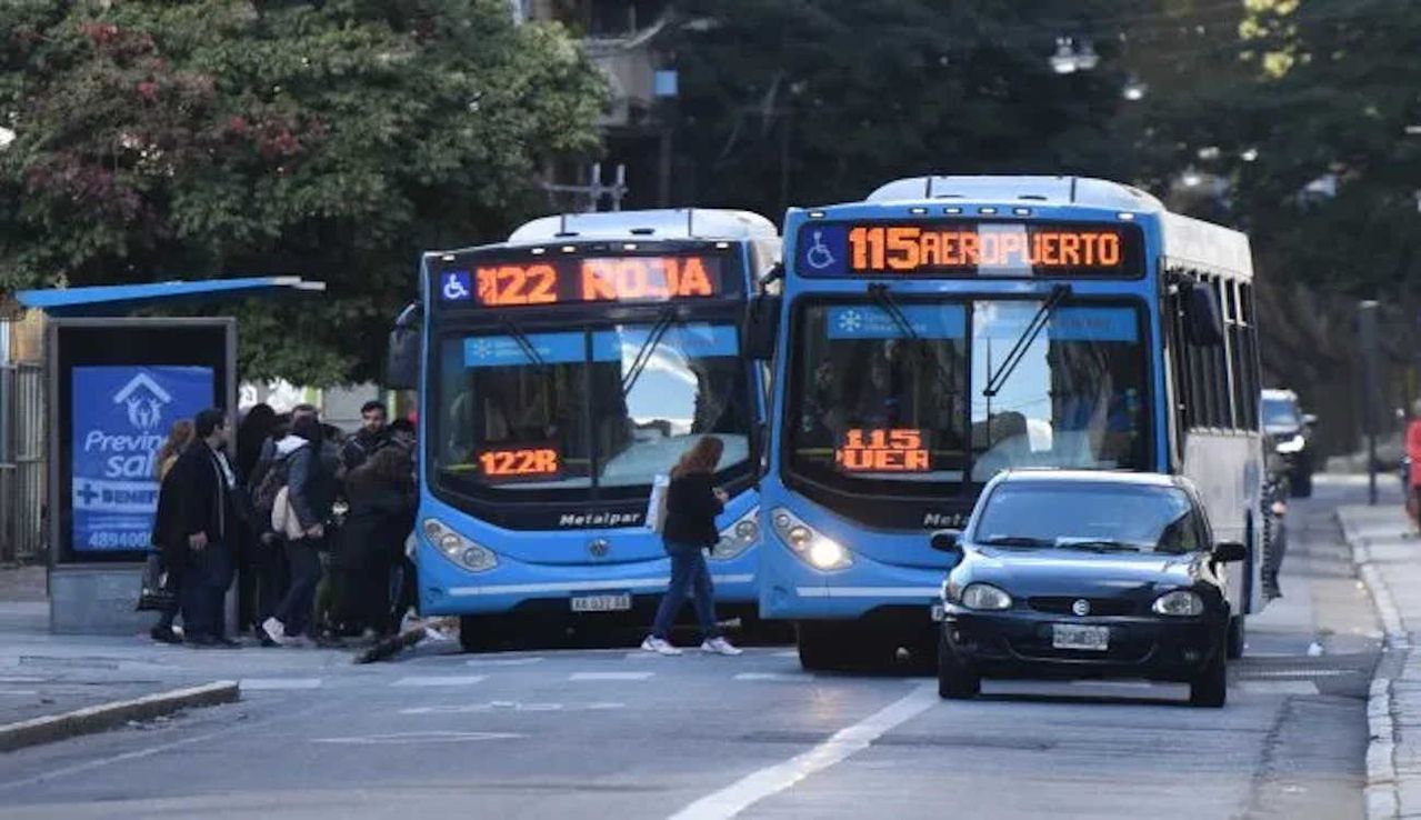 En medio de la guerra con los gobernadores, Milei elimina los subsidios al transporte del interior