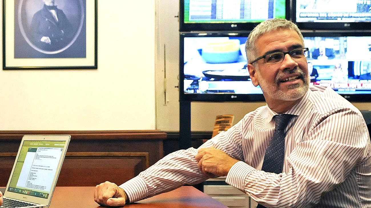 Roberto Feletti apuntó contra dos cadenas de supermercados y dijo que "pueden complicar el congelamiento de precios"