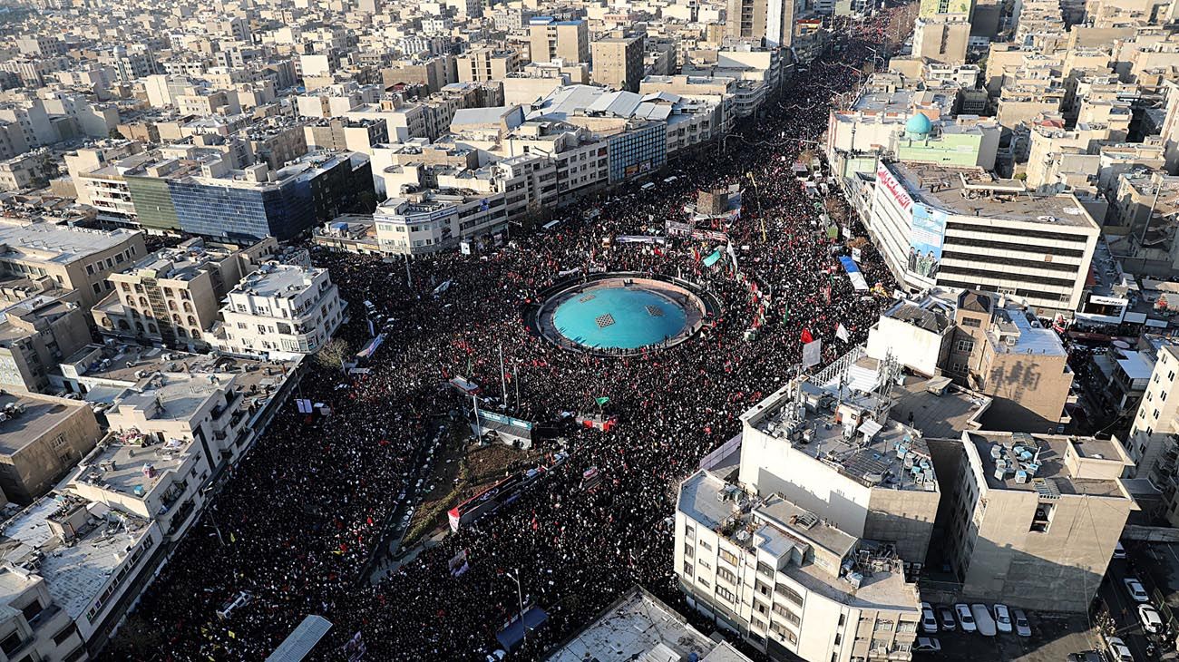 Multitudinario funeral: cientos de miles de iraníes despiden los restos de Soleimani