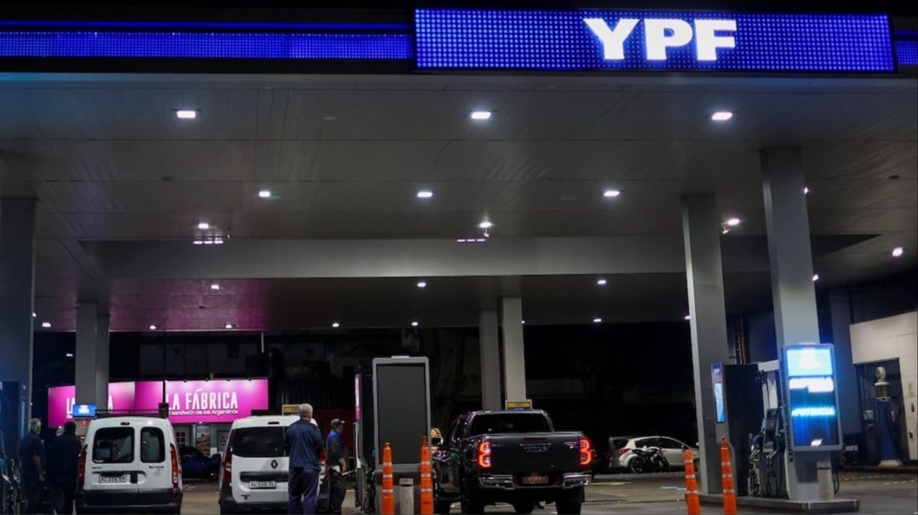Una a una, las estaciones de YPF donde cargar nafta por la noche con 5% de descuento