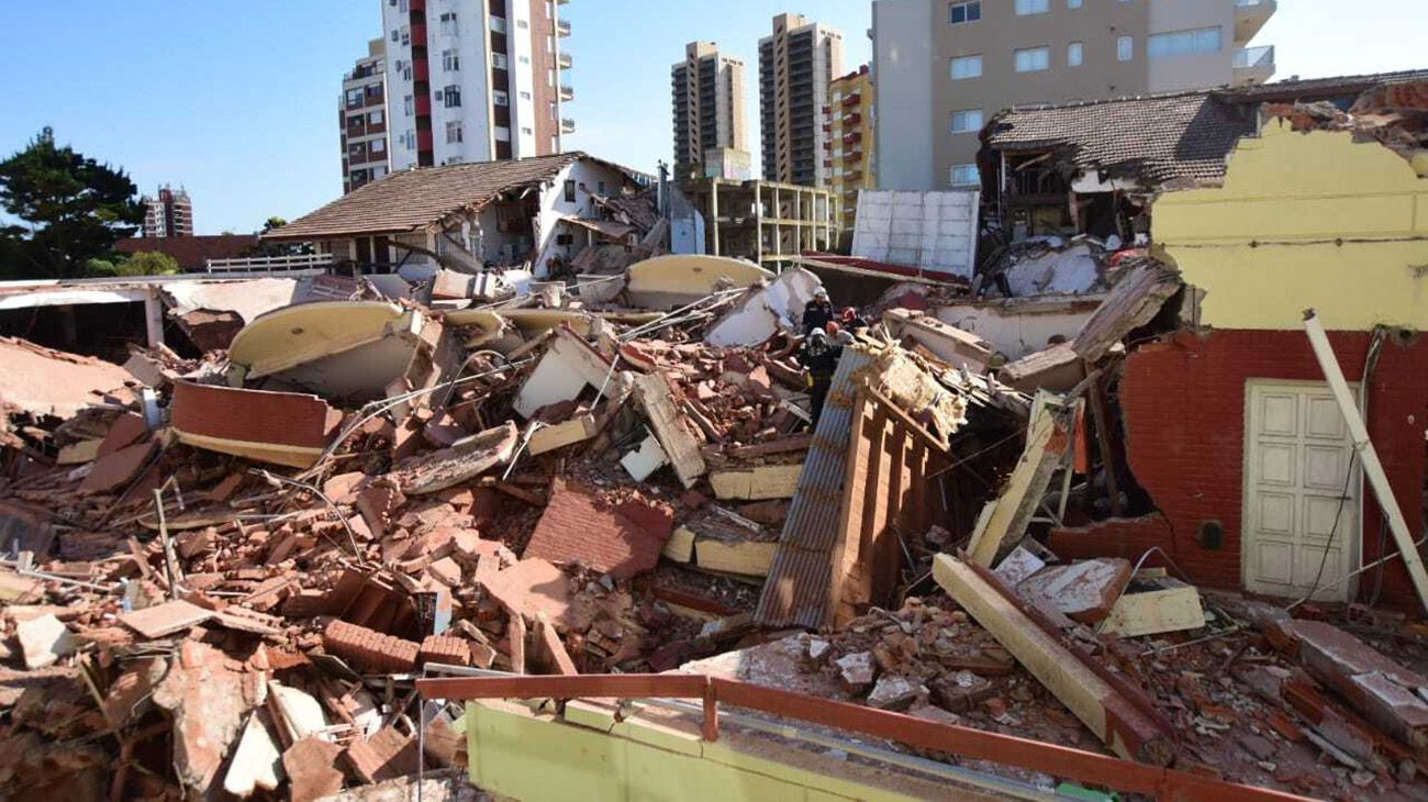 Se derrumbó un edificio de 10 pisos en Villa Gesell: hay al menos un muerto, rescataron a otra persona y sigue la búsqueda