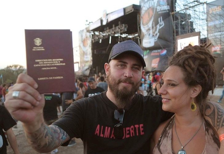 Una pareja se casó en el escenario del Cosquín Rock