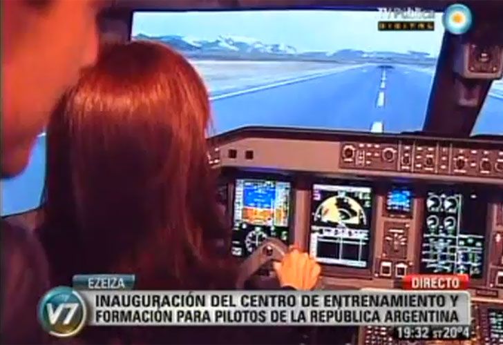 Cristina "piloteó" un simulador para inaugurar una terminal de aerolíneas