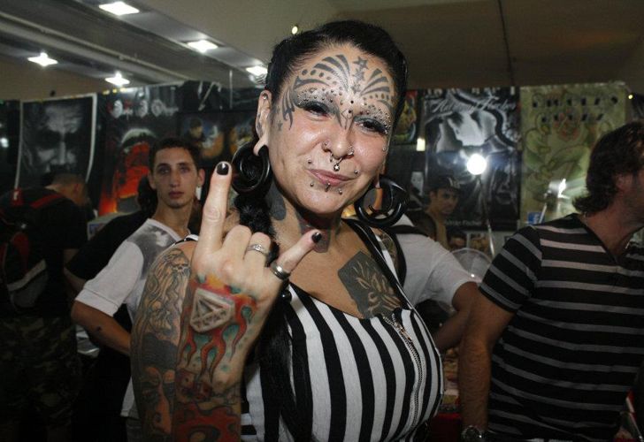 Colores en los muslos en la expo de los tatoos