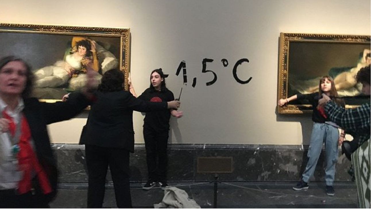 Video | Dos activistas atacaron "Las Majas" de Goya en el Museo del Prado en Madrid