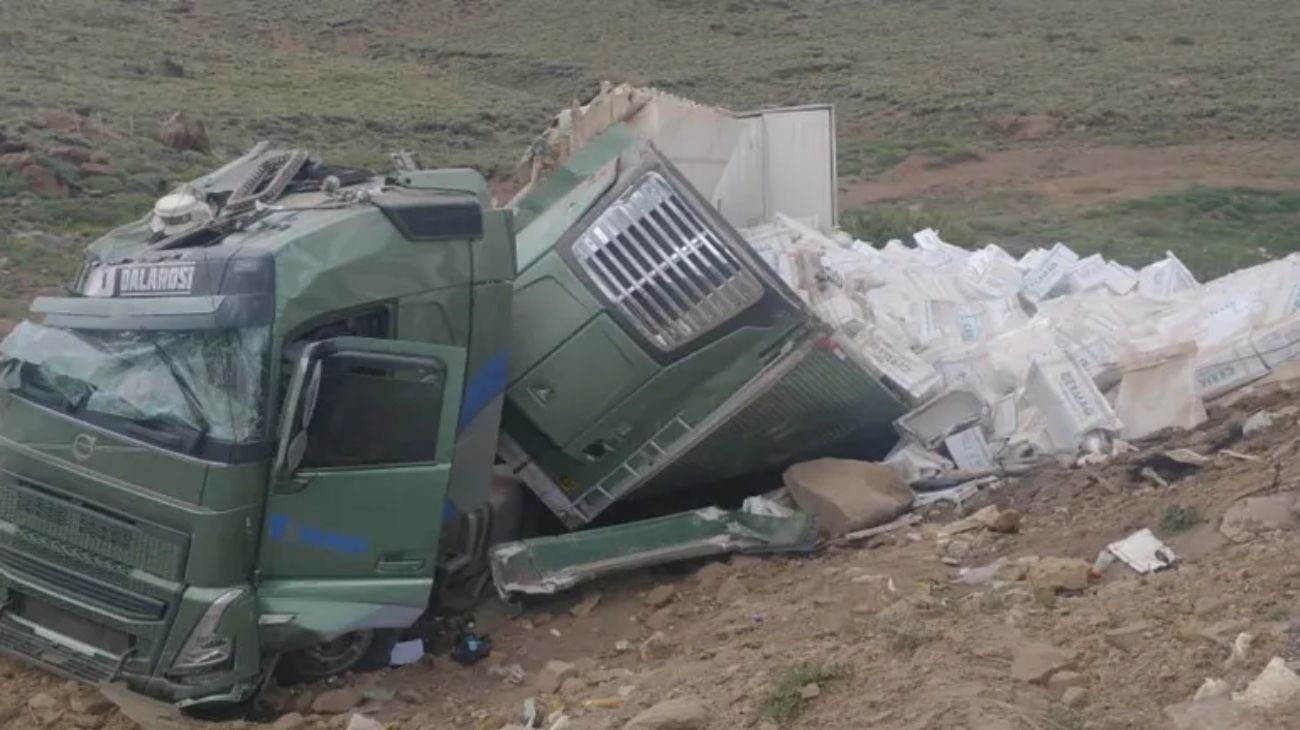 Neuquén: volcó un camión de salmón y la carga fue saqueada