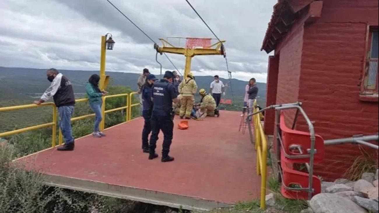 Una pareja de jubilados se salvó de milagro al caer de una aerosilla