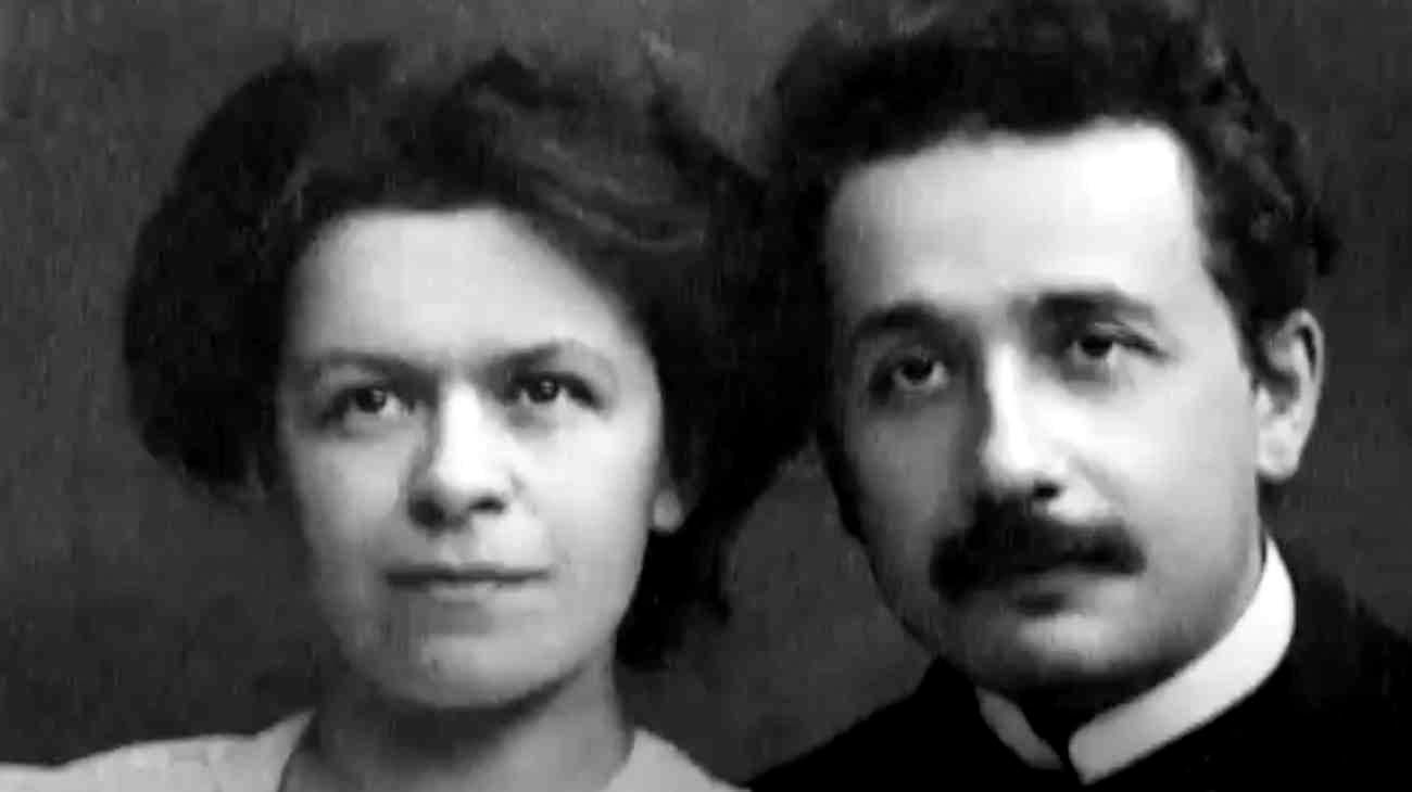 Una mujer envuelta en números, bajo las sombras