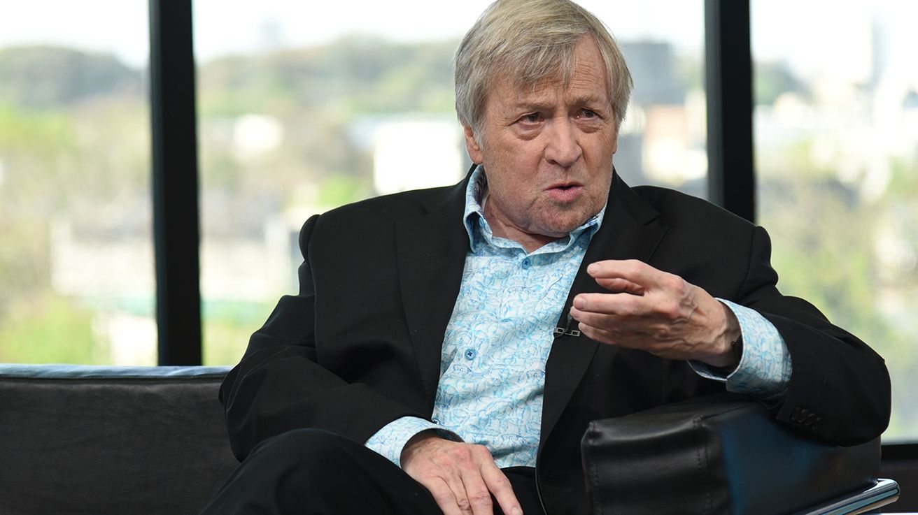 Dick Morris según la IA: ChatGPT armó las preguntas y conjeturó posibles respuestas del asesor político estadounidense