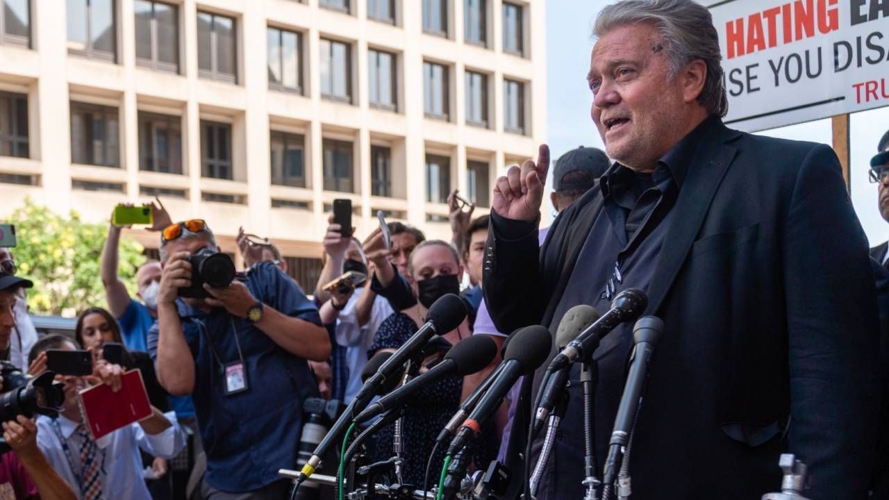 Steve Bannon, el estratega de la primera campaña de Donald Trump, salió "empoderado" de la cárcel