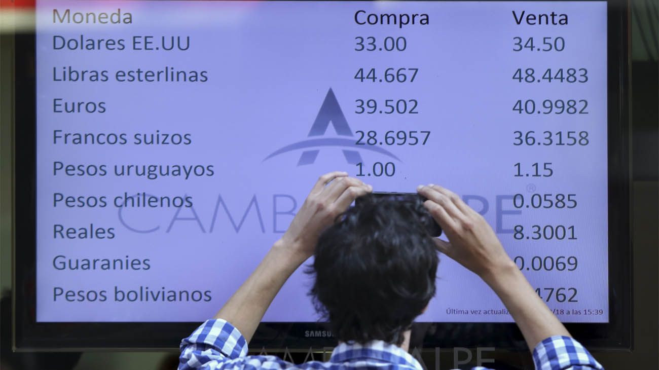 El dólar cerró arriba de $34 pese a los anuncios de Macri y las subastas del Banco Central