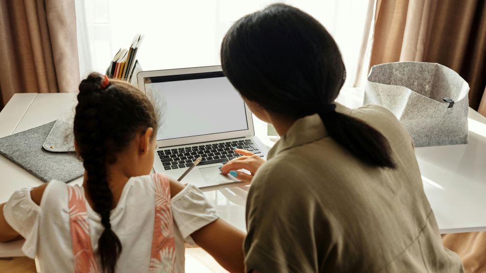 “La figura del docente pone un techo al aprendizaje”: el debate por la escuela en casa