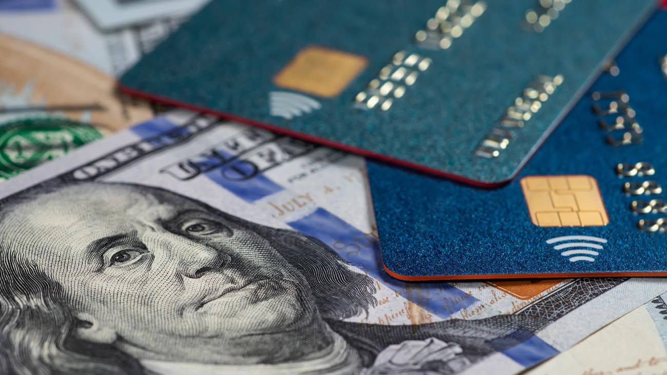 El Gobierno le subió el impuesto al dólar tarjeta y roza los $950