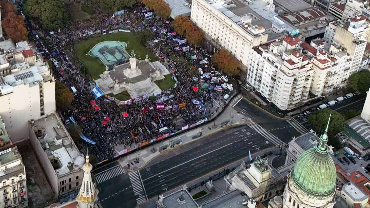 Línea 144: cuenta con cinco operadores en horarios con picos de emergencias