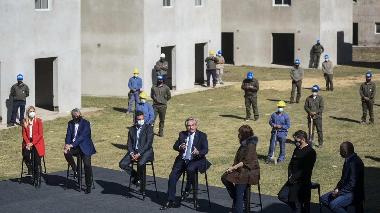 Denuncian retrasos e irregularidades en las viviendas de Ensenada que presentó Alberto Fernández con CFK