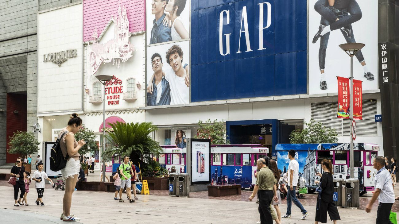 Gap recluta trabajadores de bajos ingresos para diversificar su personal