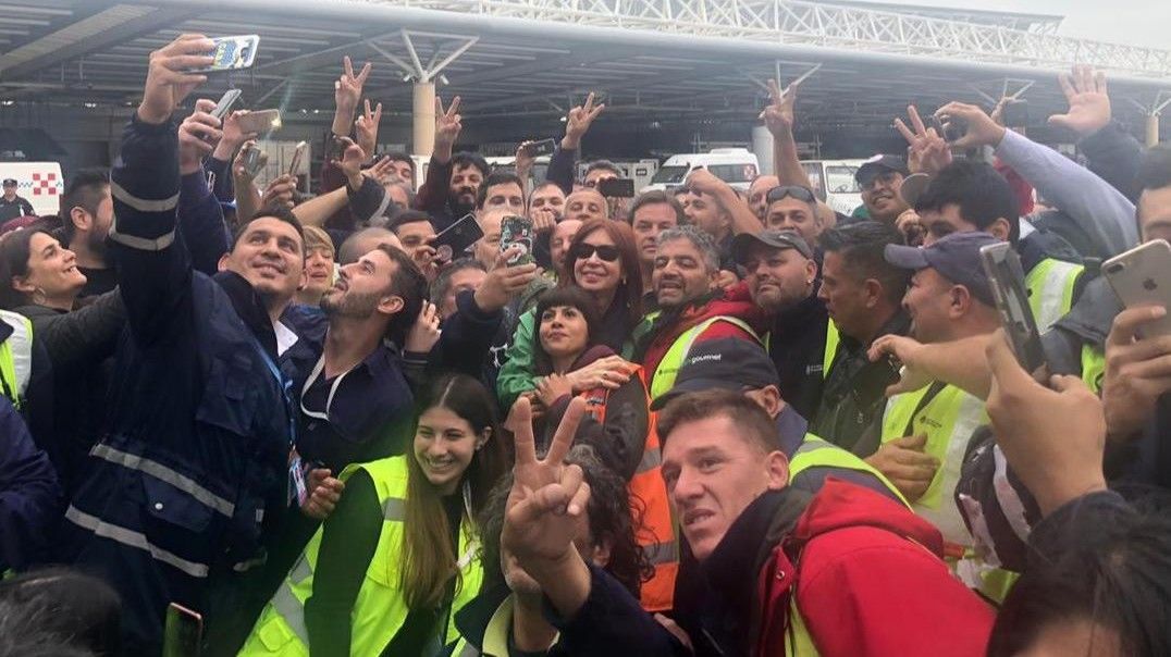 Ovacionada en el Aeropuerto de Ezeiza, Cristina volvió a viajar a Cuba