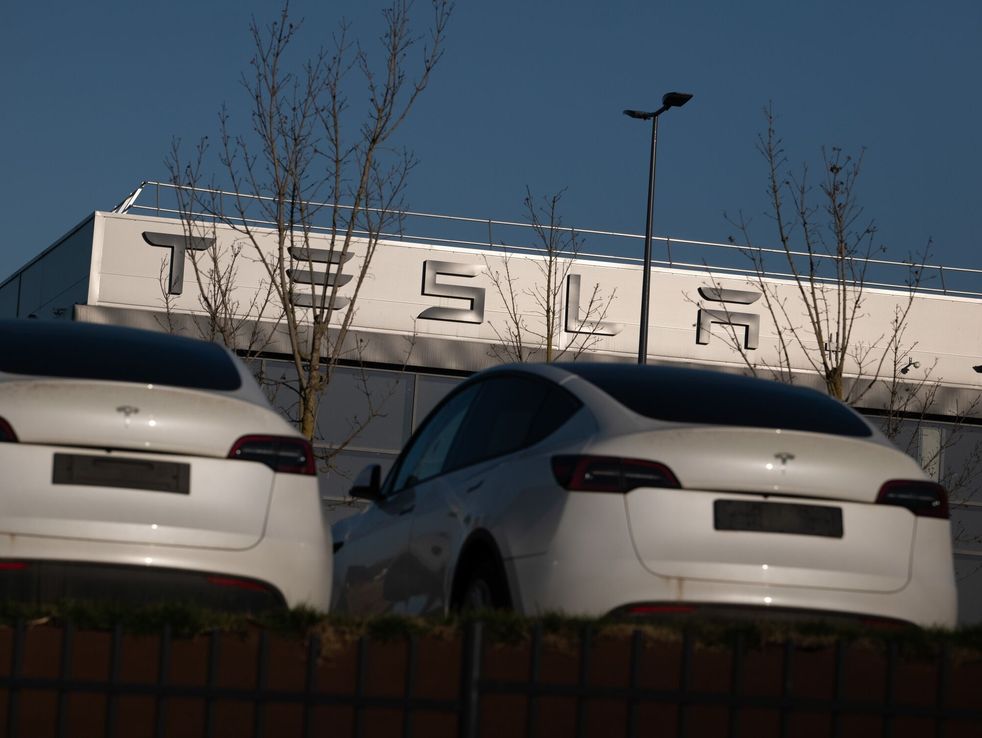 El valor de mercado de Tesla cayó por debajo del billón de dólares