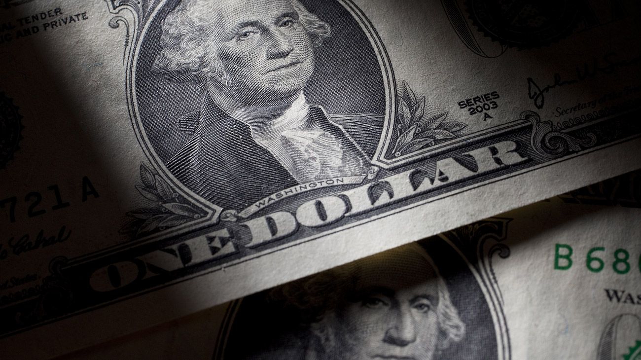 El dólar volvió a caer y cerró por debajo de los 40 pesos
