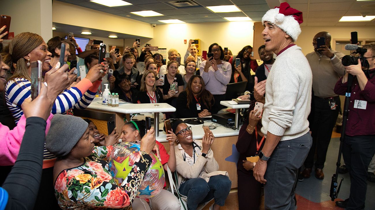 Obama se vistió de Papá Noel y visitó un hospital de Washington