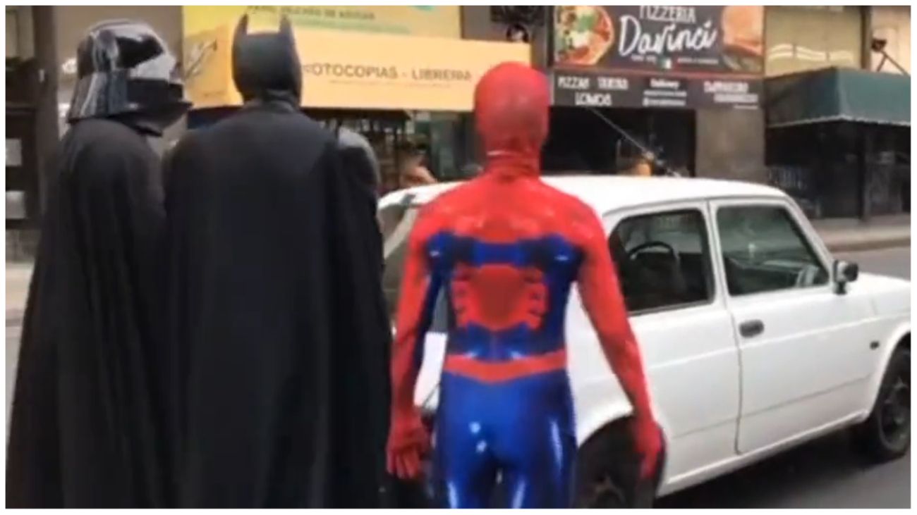 Verdaderos superhéroes: Batman, Spiderman y Darth Vader ayudaron a poner en marcha un vehículo