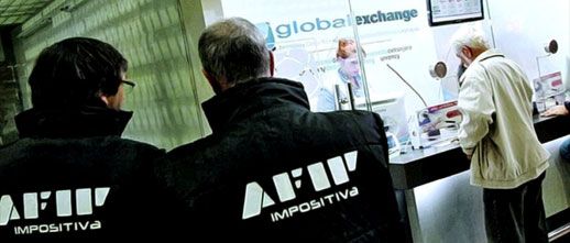 Las casas de cambio y bancos privados no podrán operar en aeropuertos