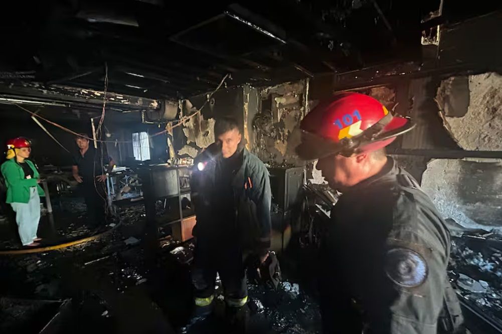Un incendio arrasó la redacción de la revista Anfibia