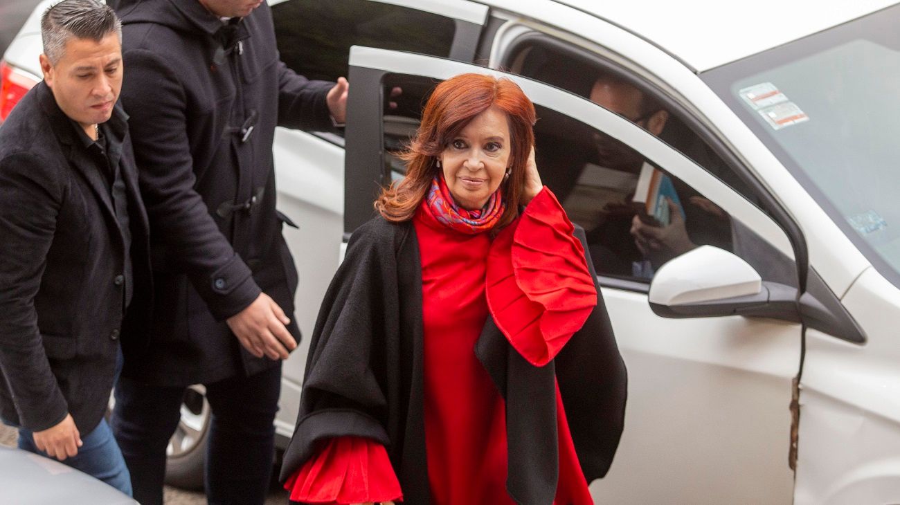 Cristina Kirchner apuntó contra Bonadio en Twitter y se presentó en Comodoro Py