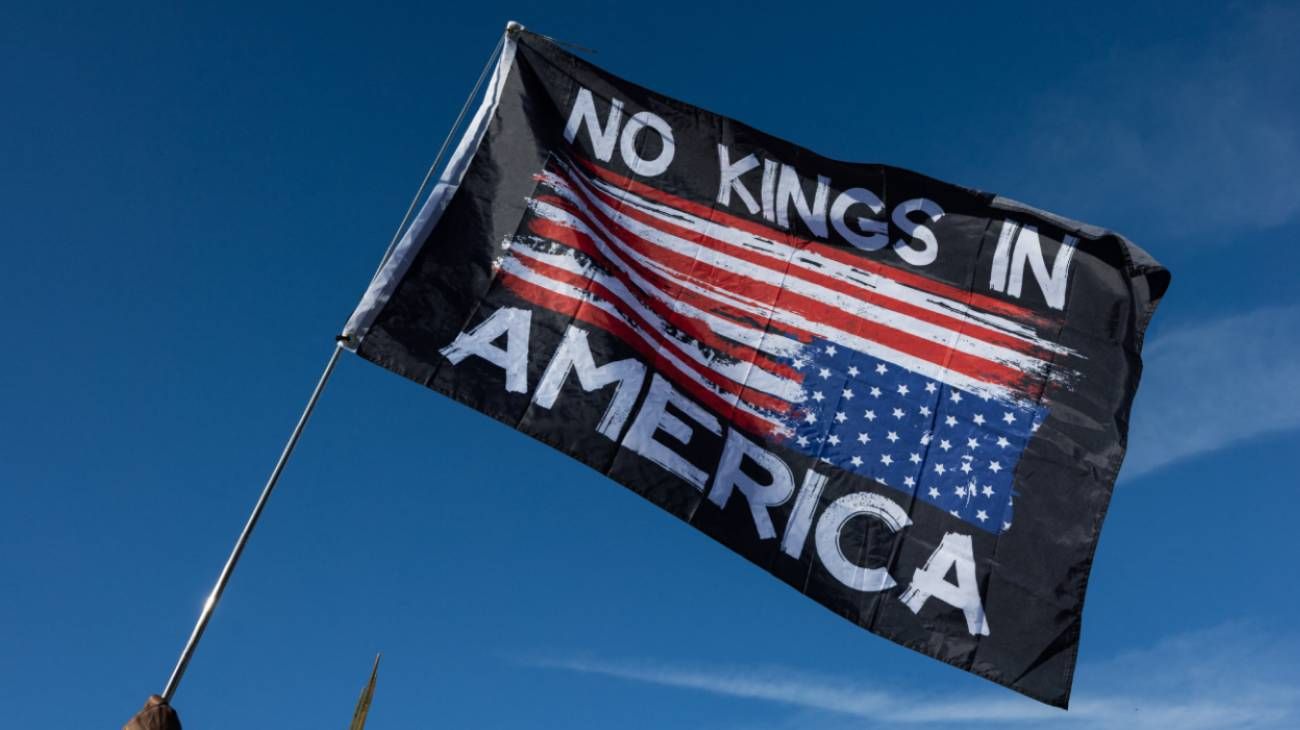 Los estadounidenses creen que Trump busca ejercer más poder que sus predecesores, impulsando el movimiento "No Kings"