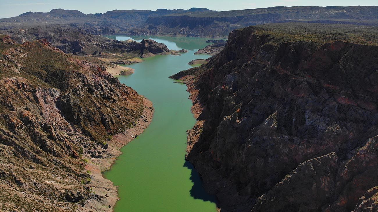 Quiso sacarse una selfie en el Cañón del Atuel y cayó al precipicio de unos 100 metros