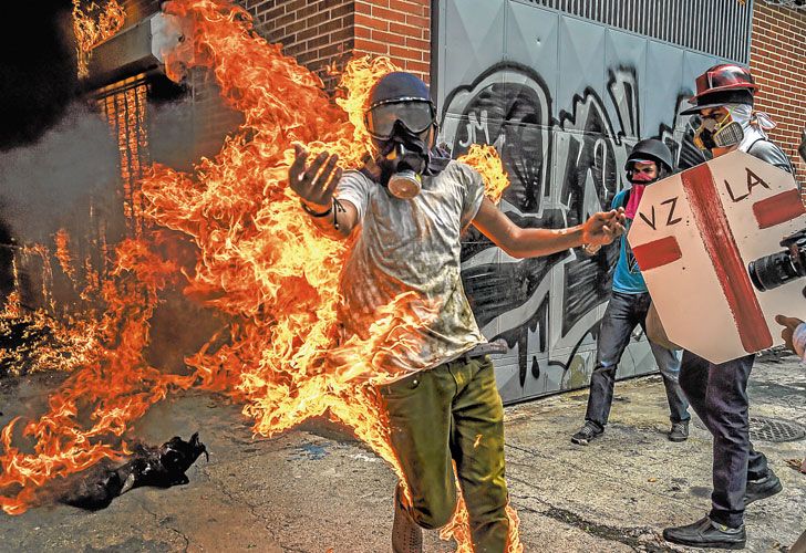 Maduro ‘va por todo’ para ganar tiempo y retomar la iniciativa