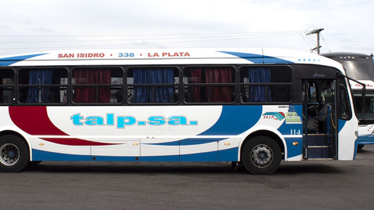 Irresponsable: un chofer de colectivo fue suspendido por usar el celular al volante