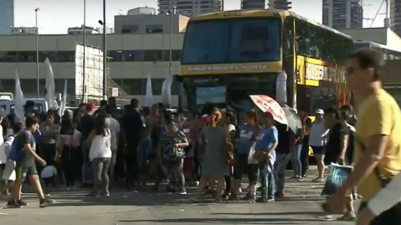 Protesta en la terminal de Retiro: impiden la entrada y salida de micros